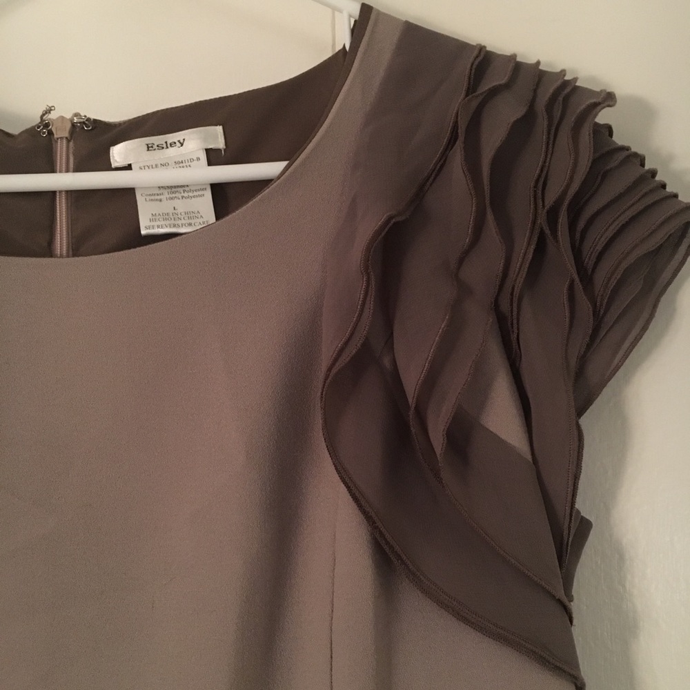 Esley Ruffle Sleeve Dress - Picture 2 of 2